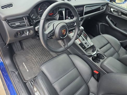 Certified 2025 Porsche Macan AWD/4WD image 4