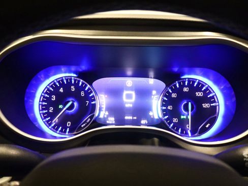 Used 2024 Chrysler Pacifica Touring-L image 13