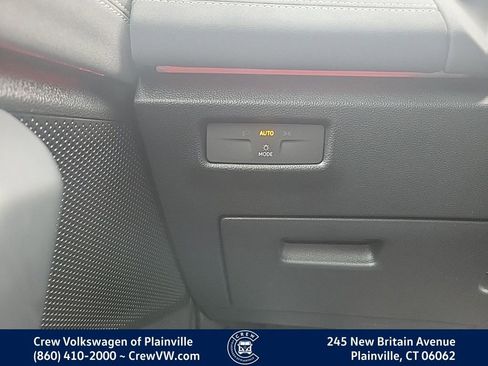 Certified 2025 Volkswagen Tiguan SE image 12