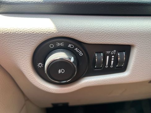 Used 2017 Chrysler Pacifica Touring-L Plus FWD image 9