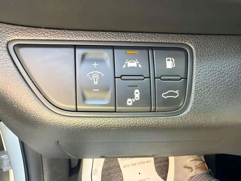 Used 2021 Genesis G70 2.0T RWD image 11