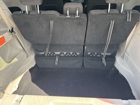 Used 2023 Chrysler Voyager LX FWD image 5