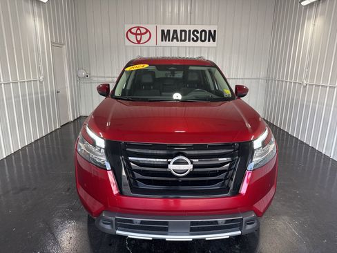 Used 2024 Nissan Pathfinder Platinum w/ Black Appearance Package AWD/4WD image 5