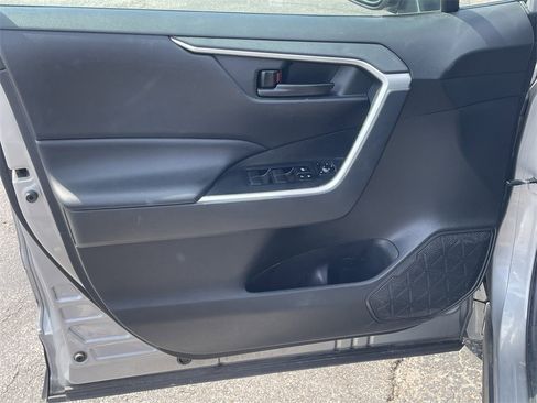 Used 2021 Toyota RAV4 LE image 10