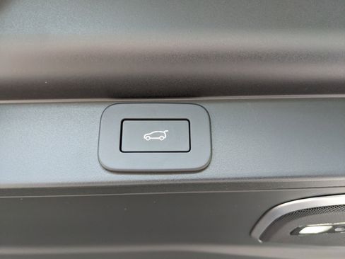 New 2025 Land Rover Range Rover SV image 12