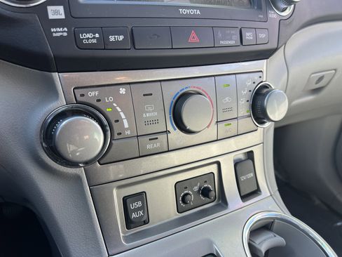 Used 2011 Toyota Highlander SE image 22