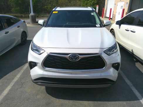 Used 2022 Toyota Highlander Platinum image 2