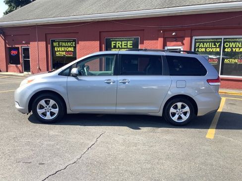 Used 2012 Toyota Sienna LE w/ Towing Pkg FWD image 4