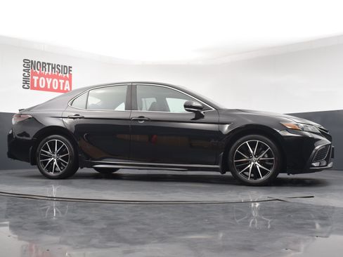 Used 2023 Toyota Camry SE w/ Cold Weather Package FWD image 31
