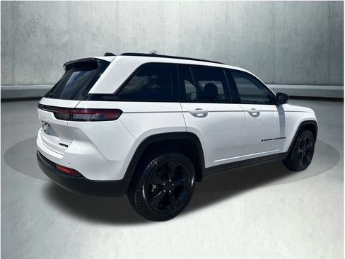 Used 2023 Jeep Grand Cherokee Limited w/ Black Appearance Package AWD/4WD image 6