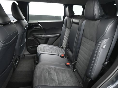 Used 2025 Mitsubishi Outlander AWD image 11