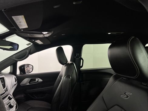 Certified 2024 Chrysler Pacifica Limited image 24