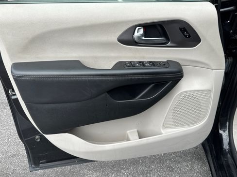 Used 2023 Chrysler Pacifica Touring-L FWD image 11
