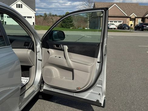 Used 2011 Toyota Highlander 4WD w/ Tech Pkg image 14