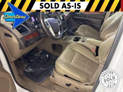 Used 2014 Chrysler Town & Country Touring-L w/ Driver Convenience Group FWD image 25