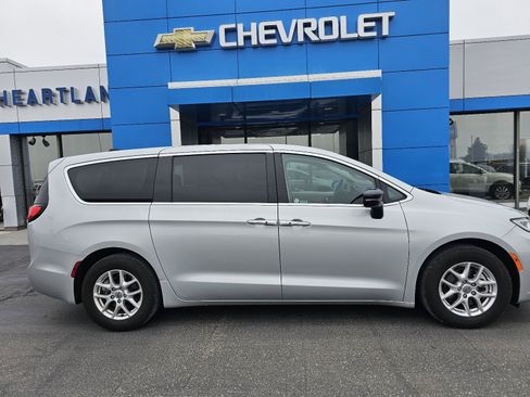 Used 2024 Chrysler Pacifica Touring-L image 2