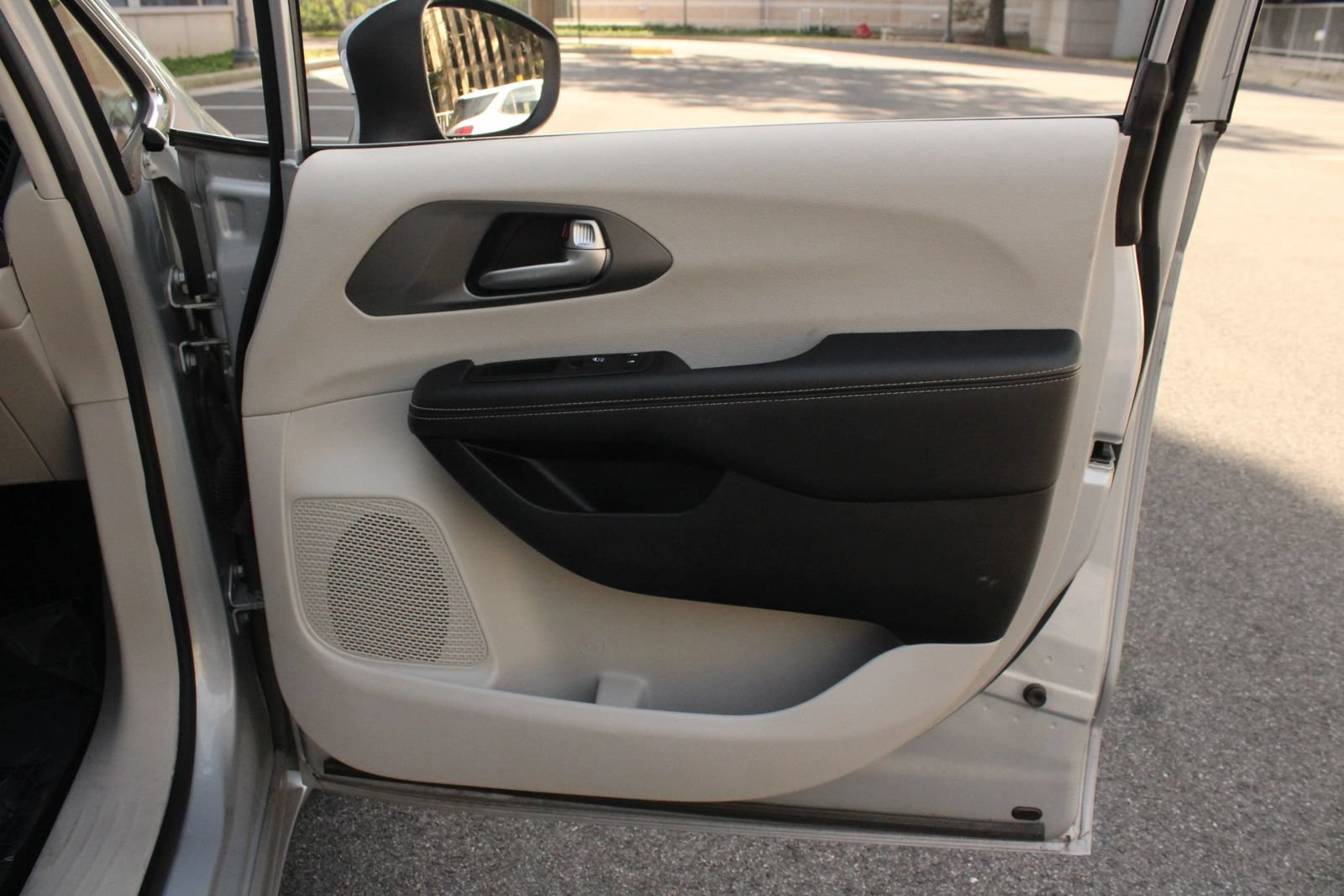 Used 2023 Chrysler Pacifica Touring-L FWD image 26
