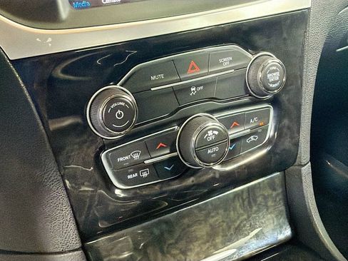 Used 2018 Chrysler 300 Limited AWD/4WD image 16