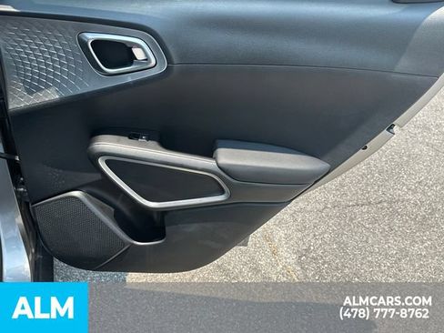 Used 2025 Kia Soul LX w/ LX Technology Package FWD image 18