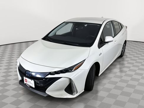 Used 2020 Toyota Prius Prime LE image 17