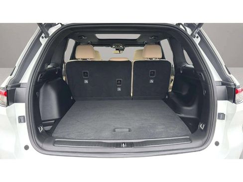 Used 2023 Jeep Grand Cherokee Limited w/ Black Appearance Package image 9