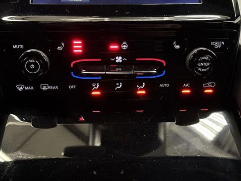 Used 2023 Jeep Grand Cherokee Altitude image 19