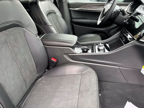 New 2026 Jeep Grand Cherokee Altitude image 5