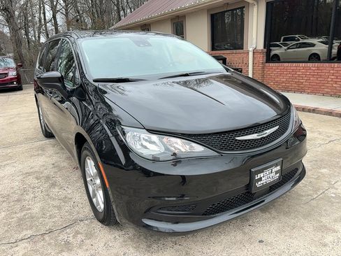 Used 2023 Chrysler Voyager LX image 4