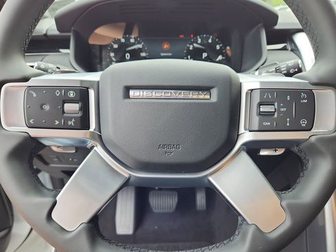 Used 2025 Land Rover Discovery S image 18
