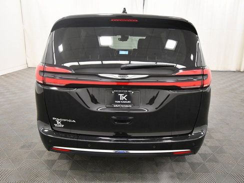 Used 2024 Chrysler Pacifica Touring-L image 6