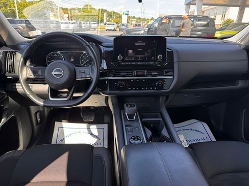 Used 2025 Nissan Pathfinder SV AWD/4WD image 9