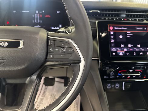 Used 2025 Jeep Grand Cherokee Altitude image 19