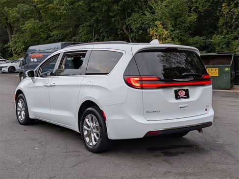 Certified 2022 Chrysler Pacifica Touring-L image 7