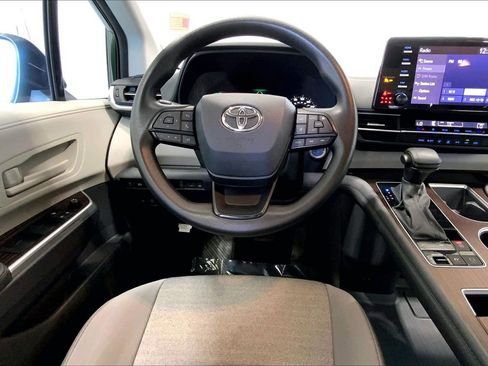 Used 2024 Toyota Sienna LE image 4