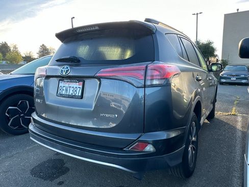 Used 2018 Toyota RAV4 LE image 5