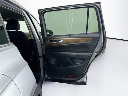 Used 2025 Volkswagen Atlas SE FWD image 31