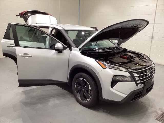 Used 2025 Nissan Rogue SV FWD image 9