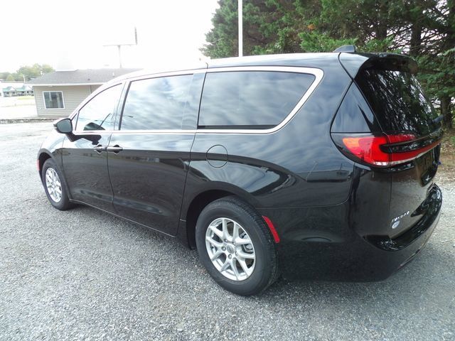 Used 2025 Chrysler Pacifica Select FWD image 3