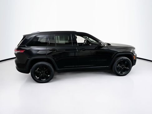 Used 2023 Jeep Grand Cherokee Altitude AWD/4WD image 4