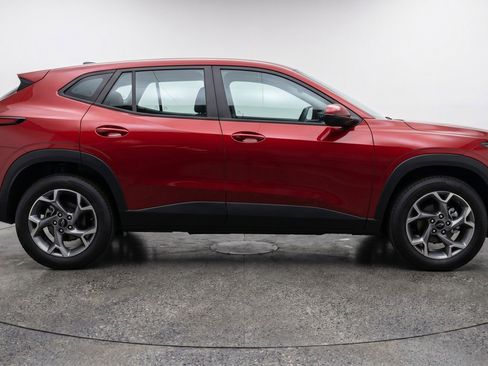 Used 2025 Chevrolet Trax LT FWD image 11