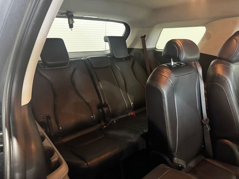 Used 2025 Kia Carnival FWD image 27