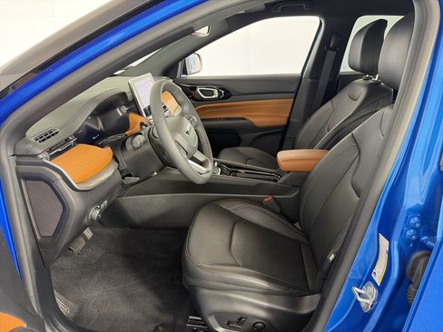 Used 2025 Jeep Compass Limited w/ Elite Group AWD/4WD image 6