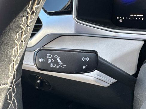 Certified 2025 Volkswagen Taos SE w/ Panoramic Sunroof Package image 30