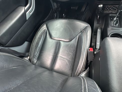Used 2013 Jeep Wrangler Unlimited Sahara w/ Connectivity Group AWD/4WD image 21