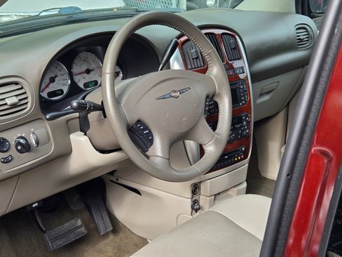 Used 2007 Chrysler Town & Country Limited image 17