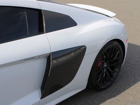 Used 2018 Audi R8 V10 w/ Carbon Exterior Package image 17