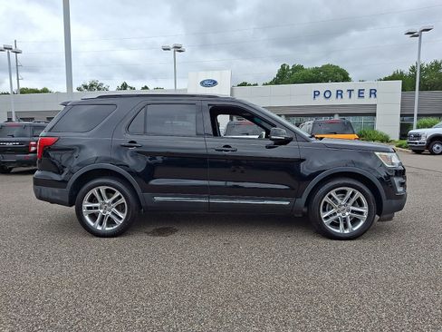 Used 2017 Ford Explorer XLT w/ Equipment Group 202A AWD/4WD image 12
