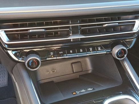 Used 2025 Chevrolet Traverse LT image 24