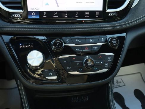 Used 2025 Chrysler Pacifica Limited FWD image 24
