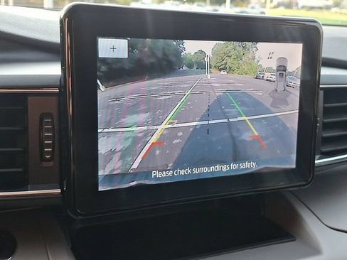 Used 2023 Ford Explorer XLT w/ Equipment Group 202A AWD/4WD image 18